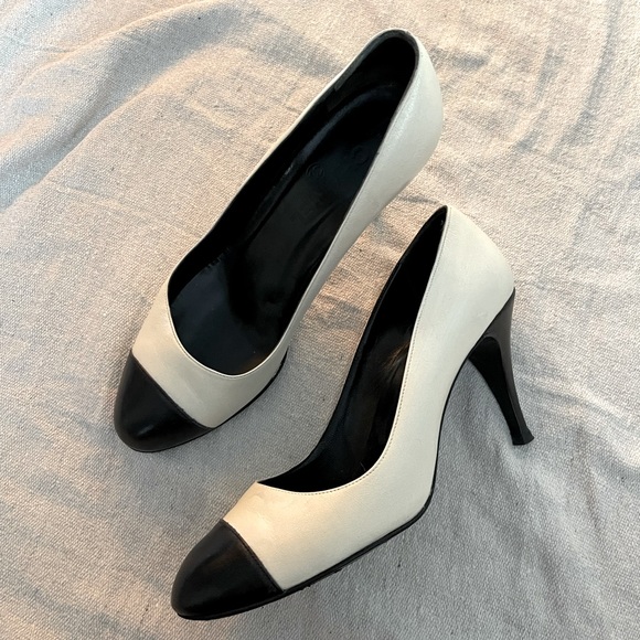 Classic CHANEL Black White Leather Cap Toe Heels - Picture 1 of 10